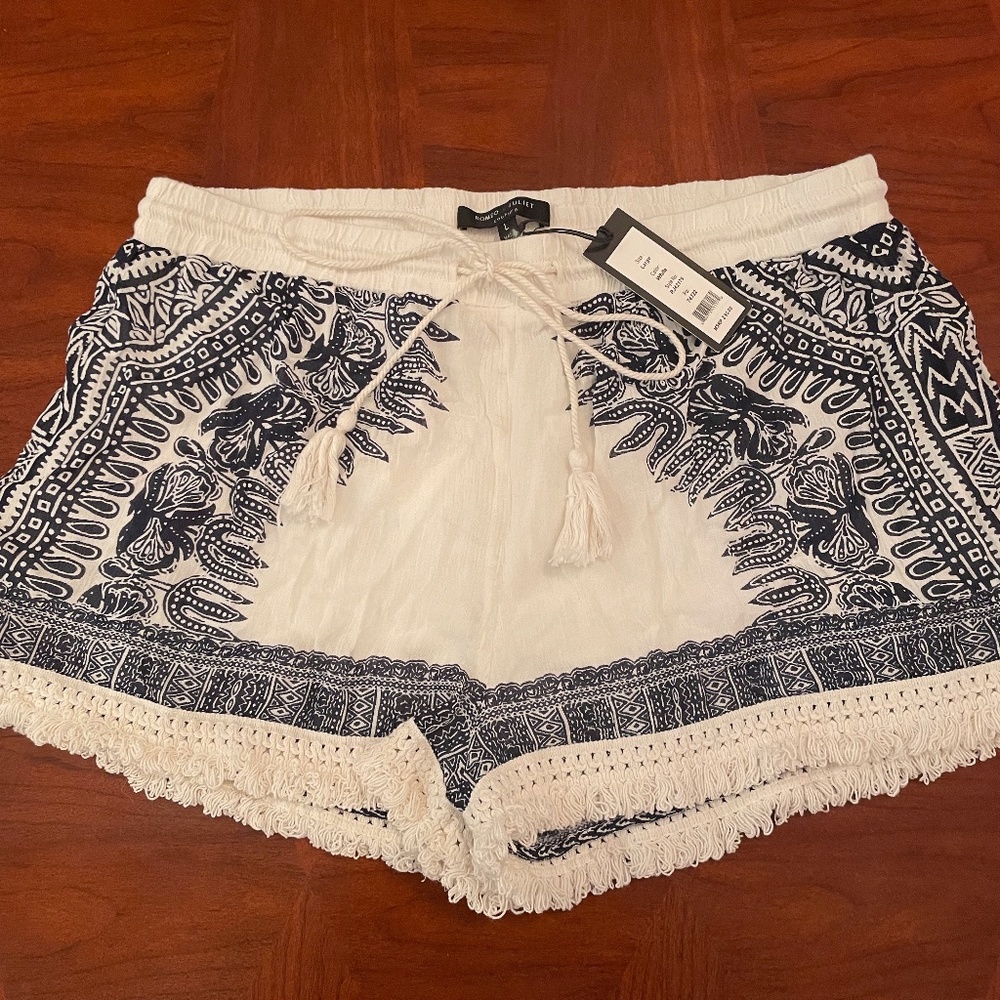 Romeo & Juliet Couture Boho Shorts sz L NWT Navy blue & white